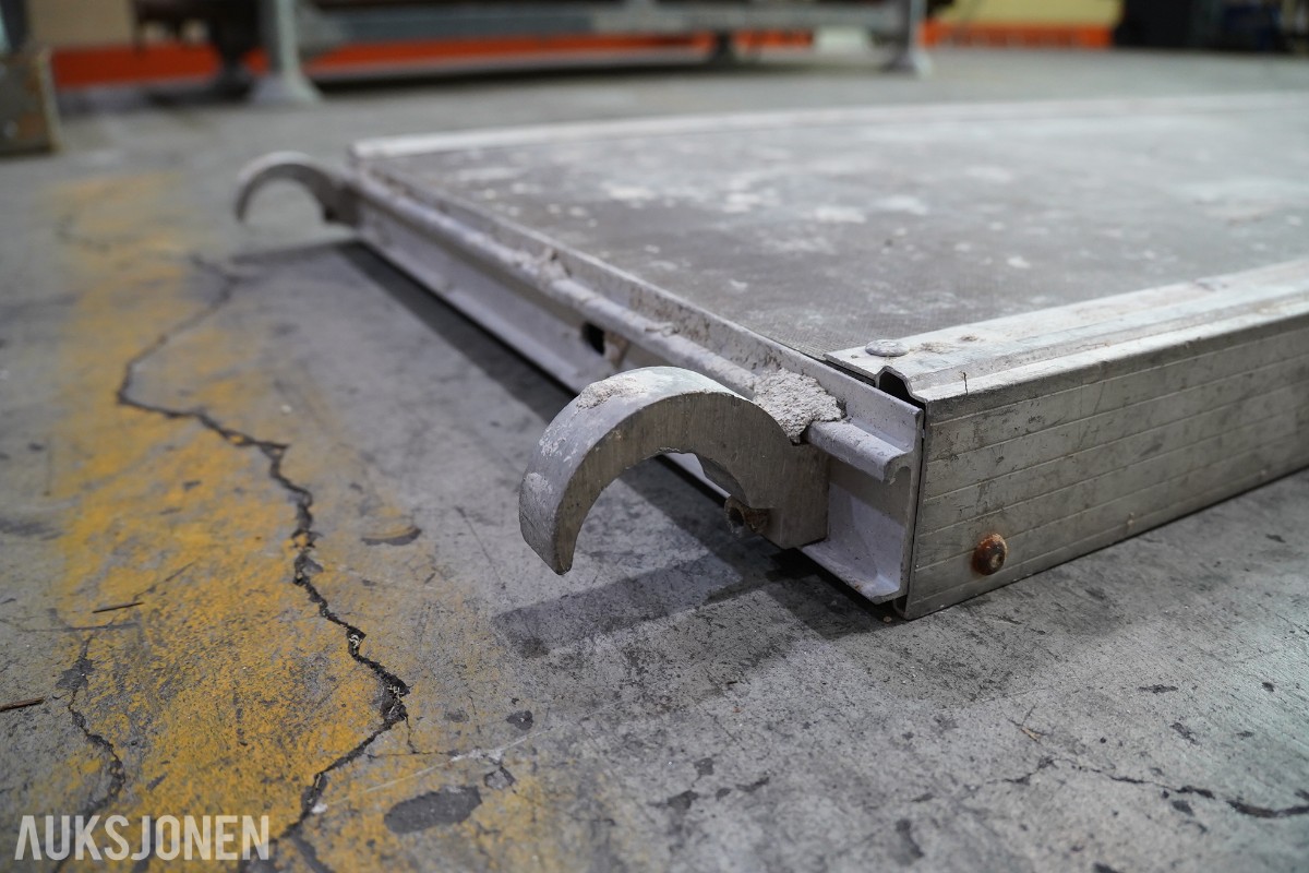 Jumbo aluminiumsstillas og Combisafe kantsikringskomponenter