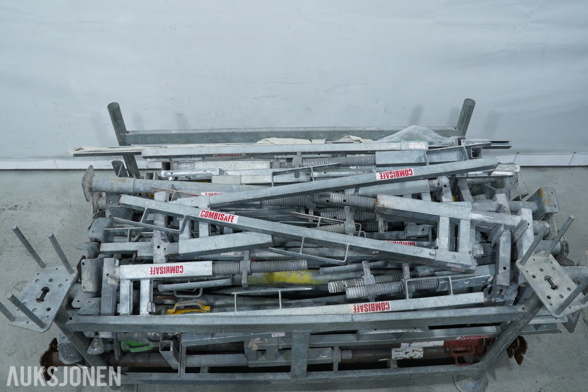 Jumbo aluminiumsstillas og Combisafe kantsikringskomponenter