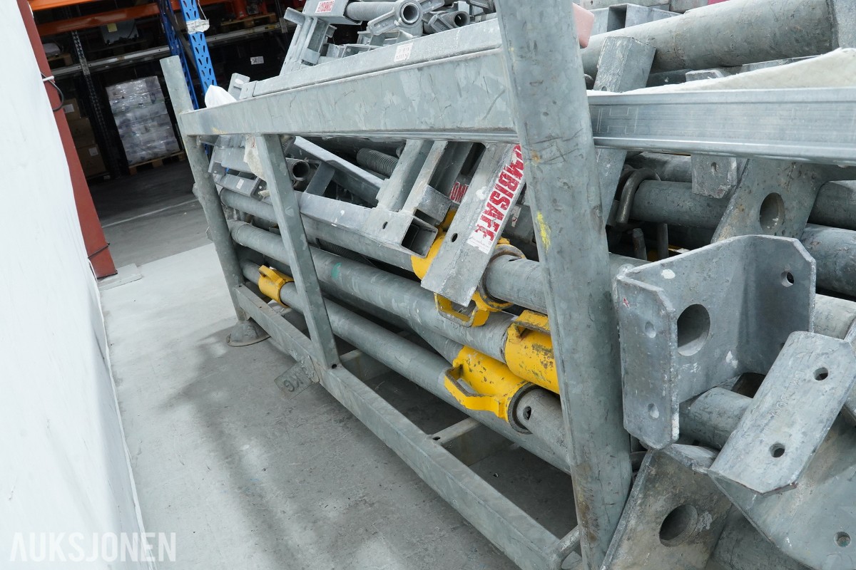 Jumbo aluminiumsstillas og Combisafe kantsikringskomponenter