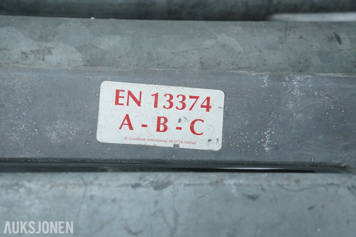 Jumbo aluminiumsstillas og Combisafe kantsikringskomponenter