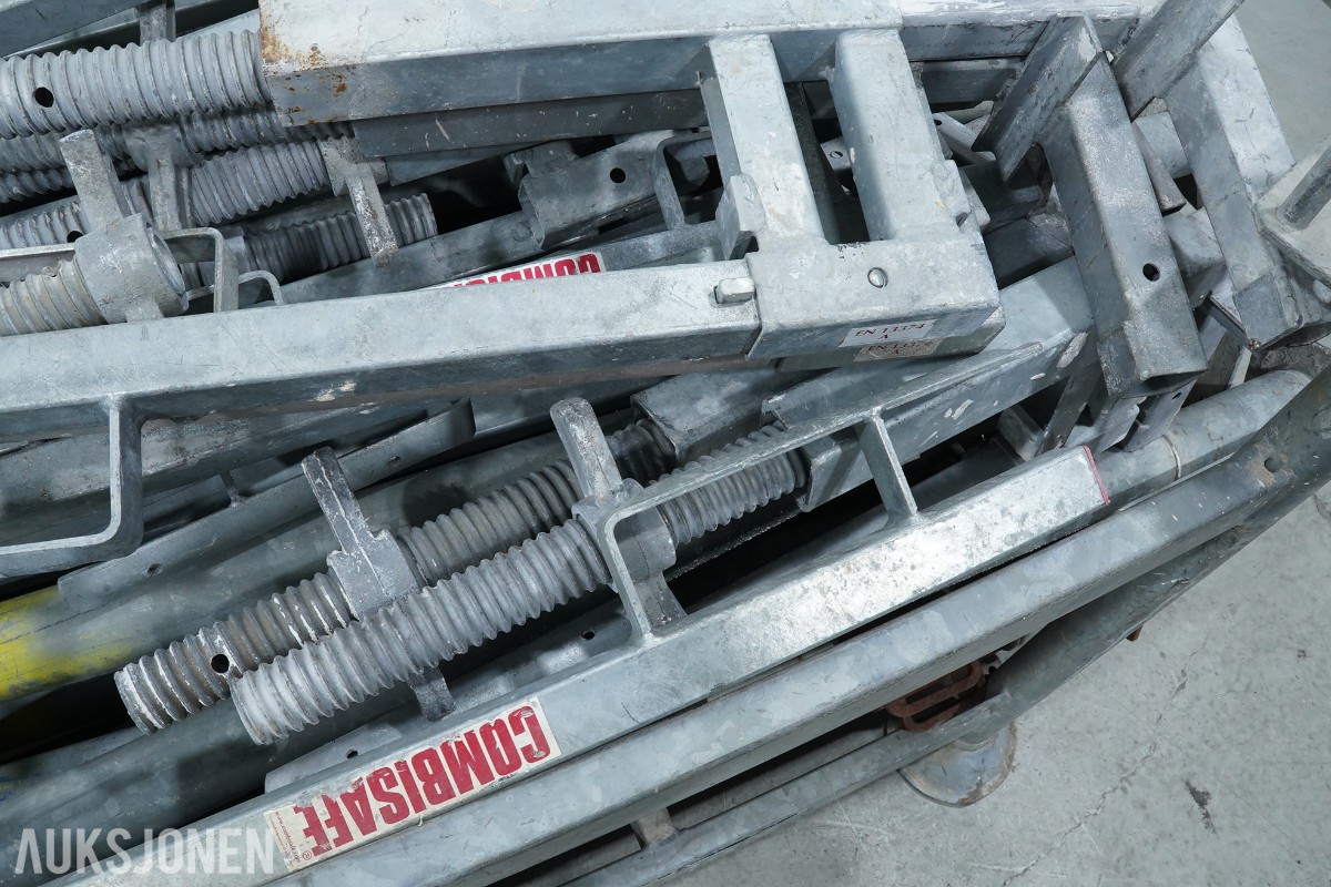 Jumbo aluminiumsstillas og Combisafe kantsikringskomponenter