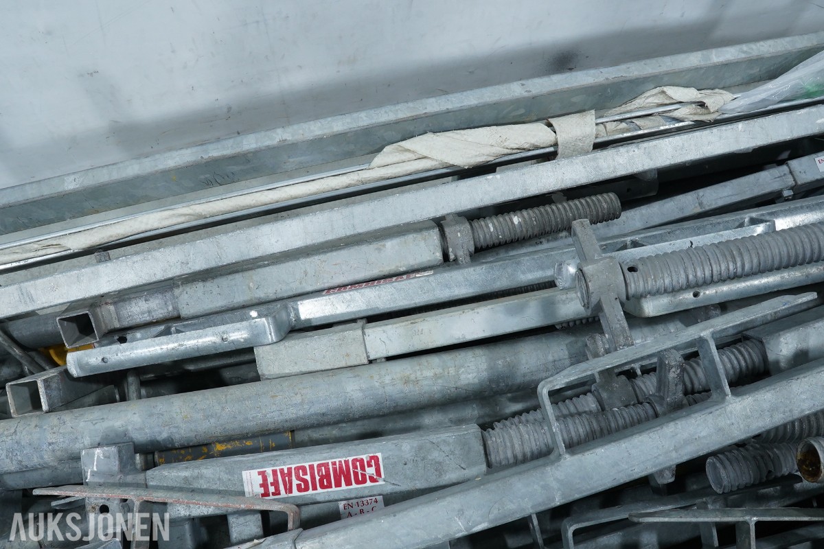Jumbo aluminiumsstillas og Combisafe kantsikringskomponenter