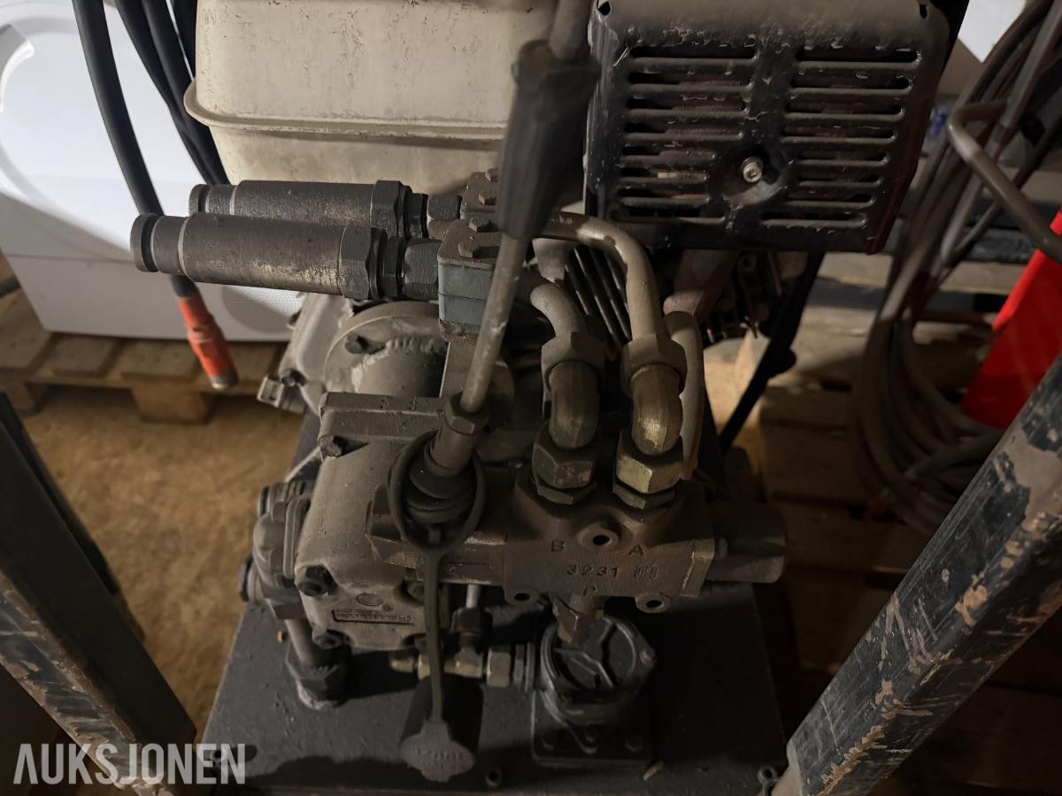1997 3 x vinsjer med egen hydraulikkpumpe/motor