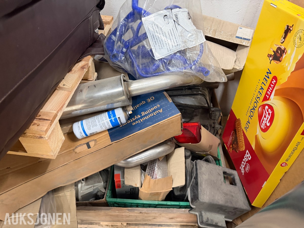 Parti bildeler med eksosanlegg og motordeler