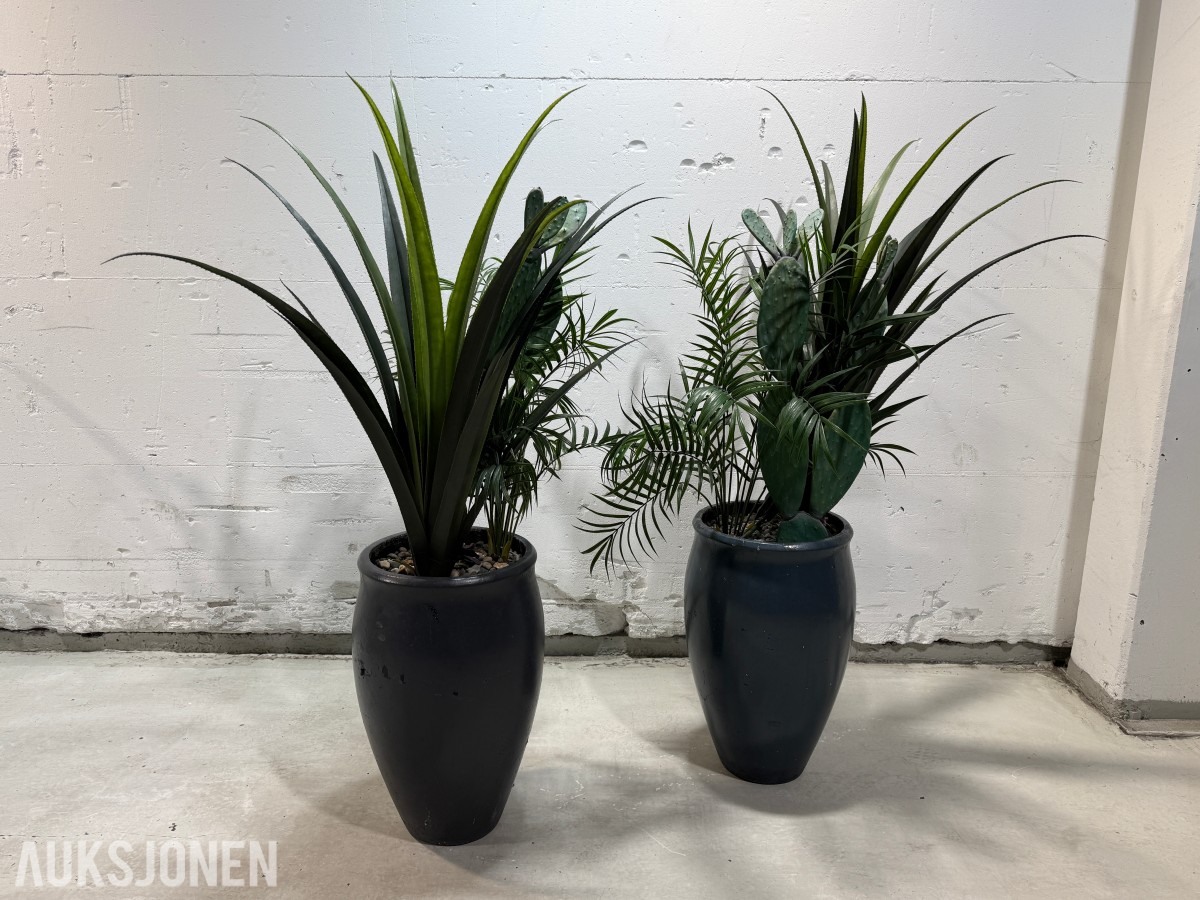 2 store kunstige plantearrangementer i høye krukker