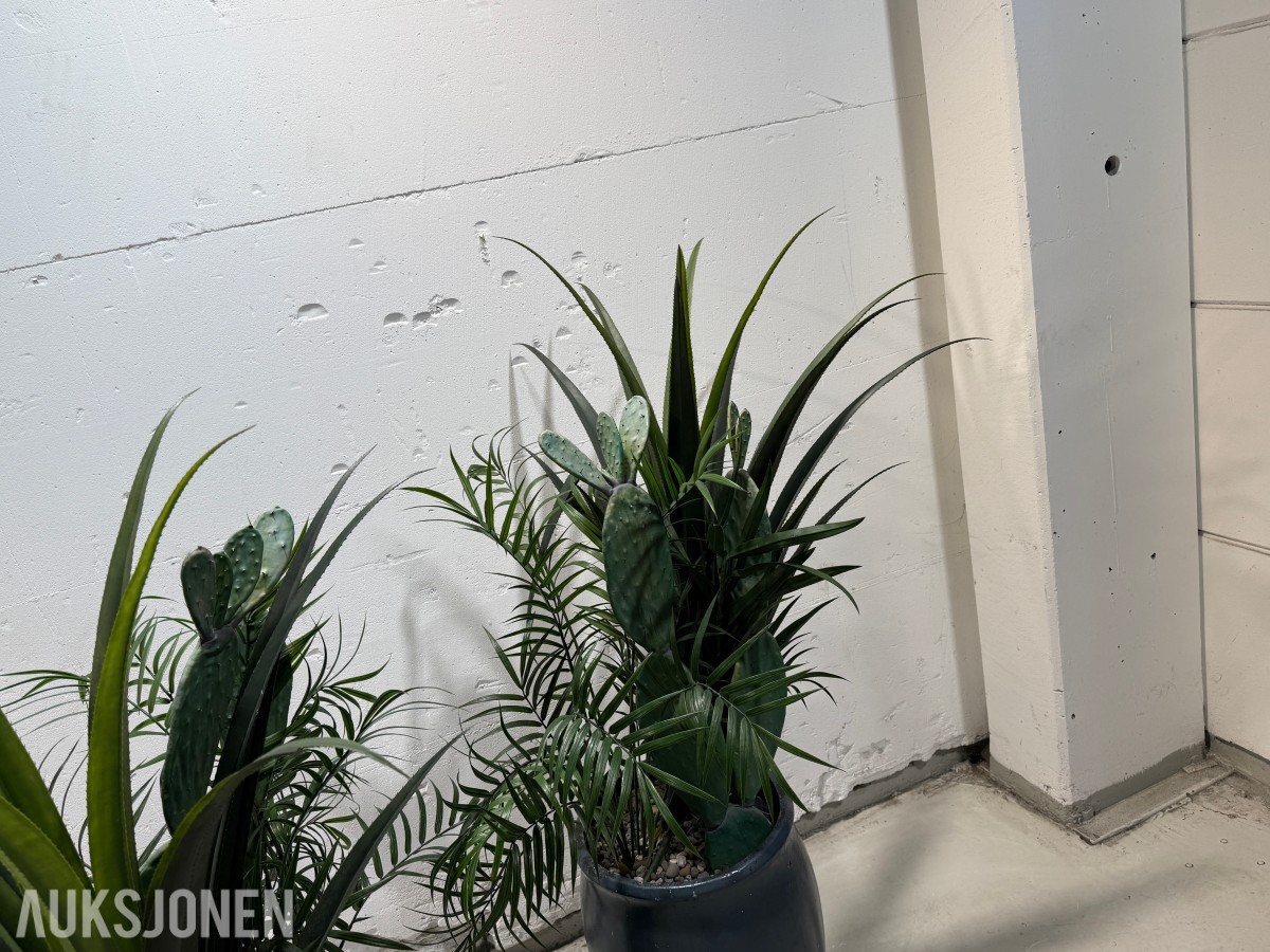 2 store kunstige plantearrangementer i høye krukker