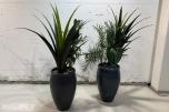 2 store kunstige plantearrangementer i høye krukker