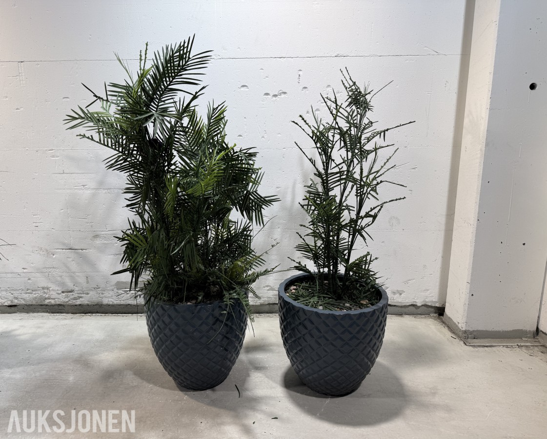 2 store kunstige palmeplanter i dekorative krukker