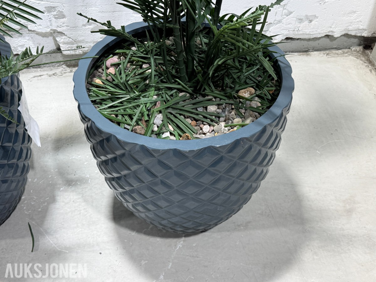 2 store kunstige palmeplanter i dekorative krukker
