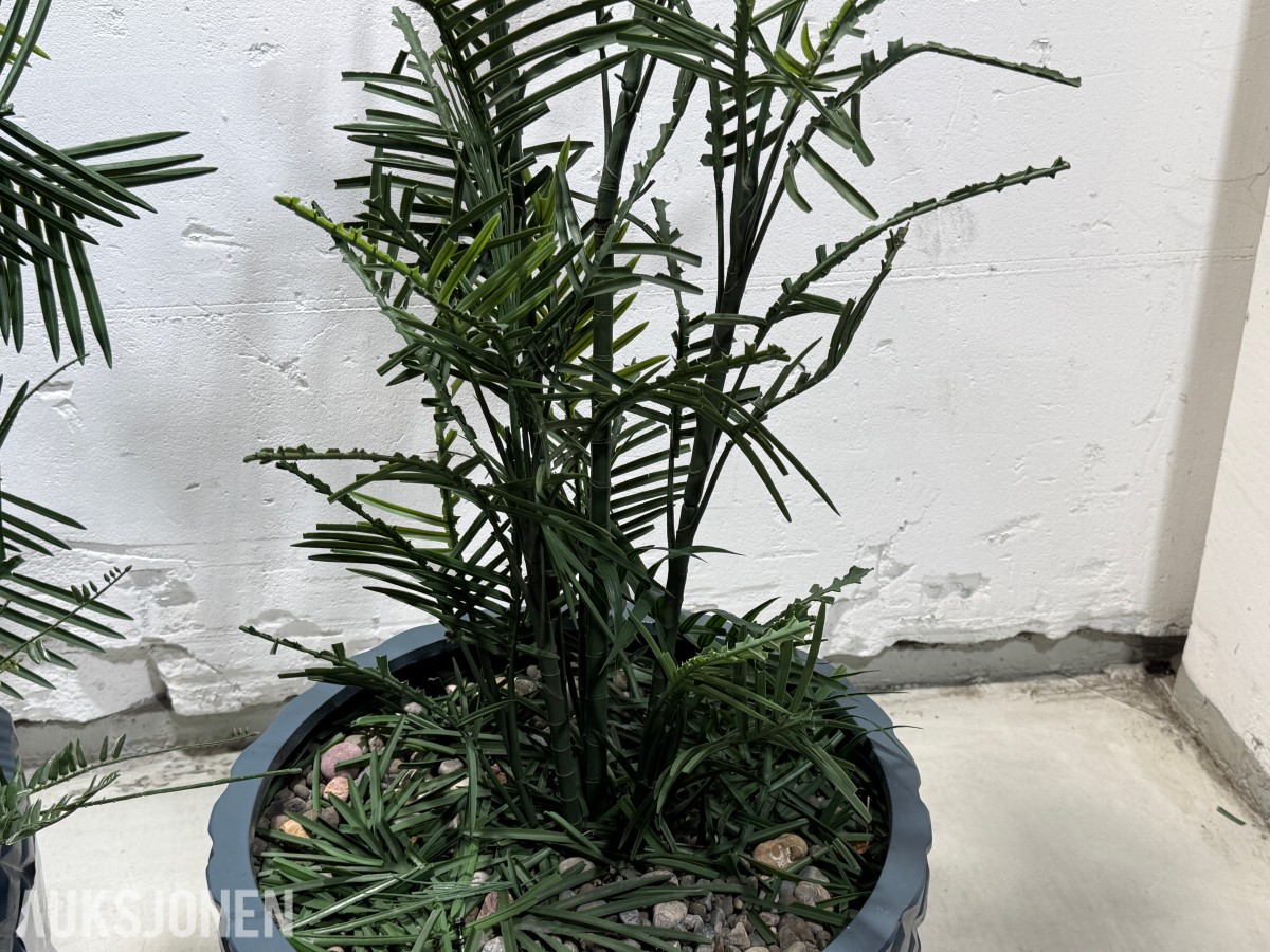 2 store kunstige palmeplanter i dekorative krukker