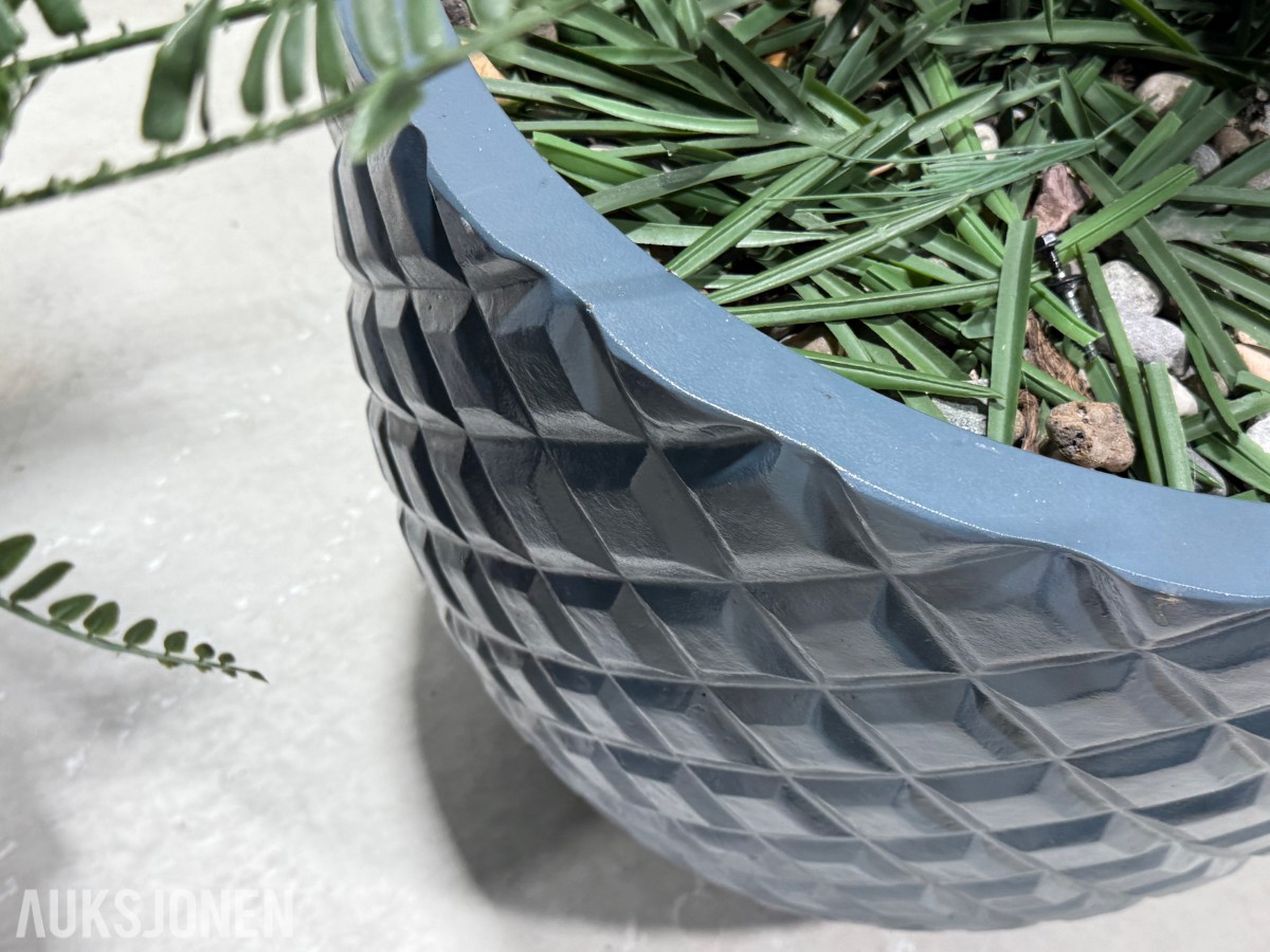 2 store kunstige palmeplanter i dekorative krukker