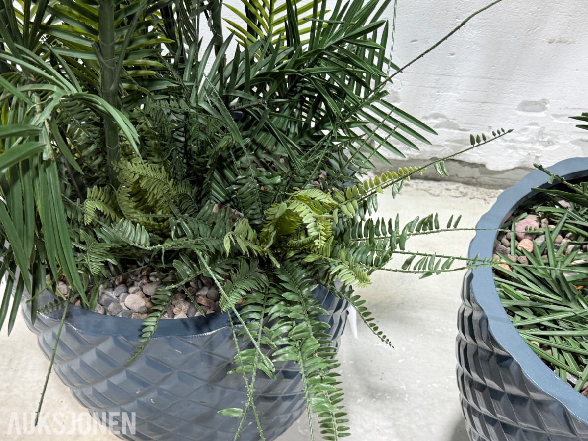 2 store kunstige palmeplanter i dekorative krukker