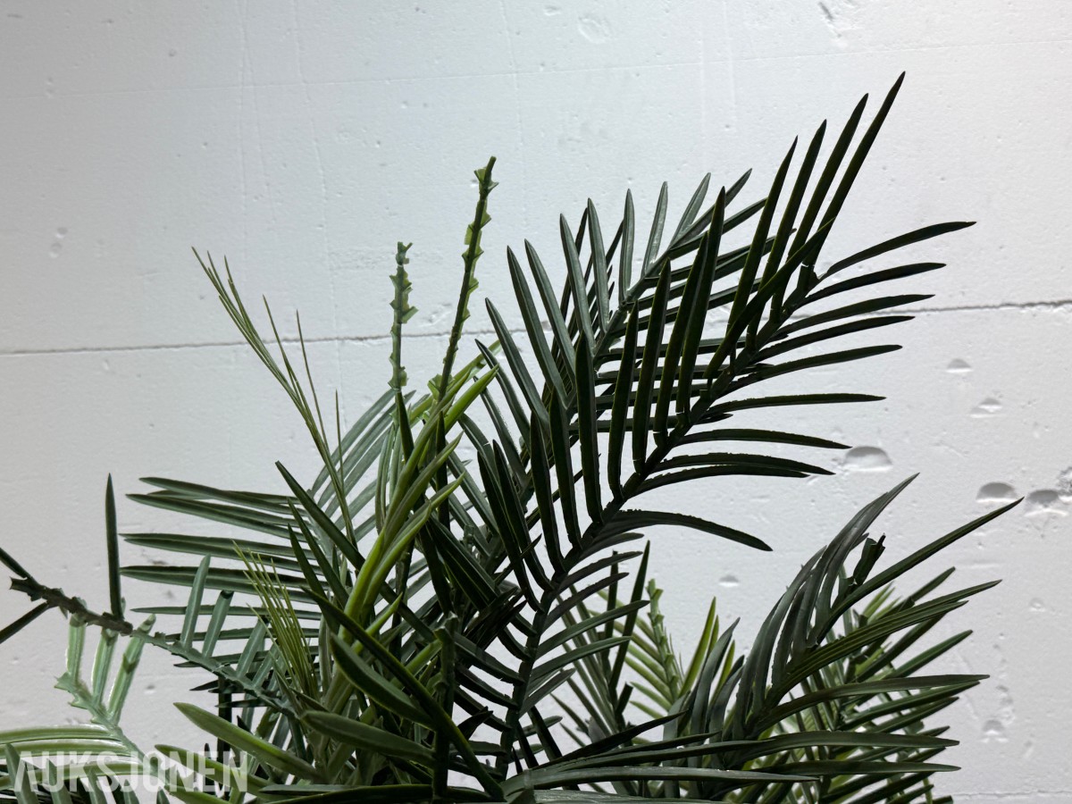 2 store kunstige palmeplanter i dekorative krukker