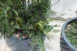 2 store kunstige palmeplanter i dekorative krukker
