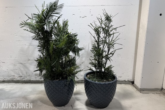 2 store kunstige palmeplanter i dekorative krukker