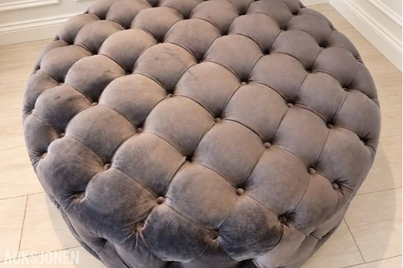 Rund, stor puff i grå velour