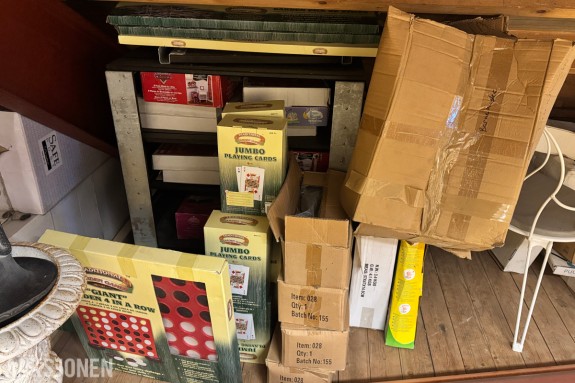Parti barneleker, hagespill og barneutstyr med 8 Jumbo Playing Cards, 7 Hello Kitty puff, Cars og prinsesse dekorsett, Garden Pick Up Sticks, Chicco Fun Travel, gyngesete og krokket
