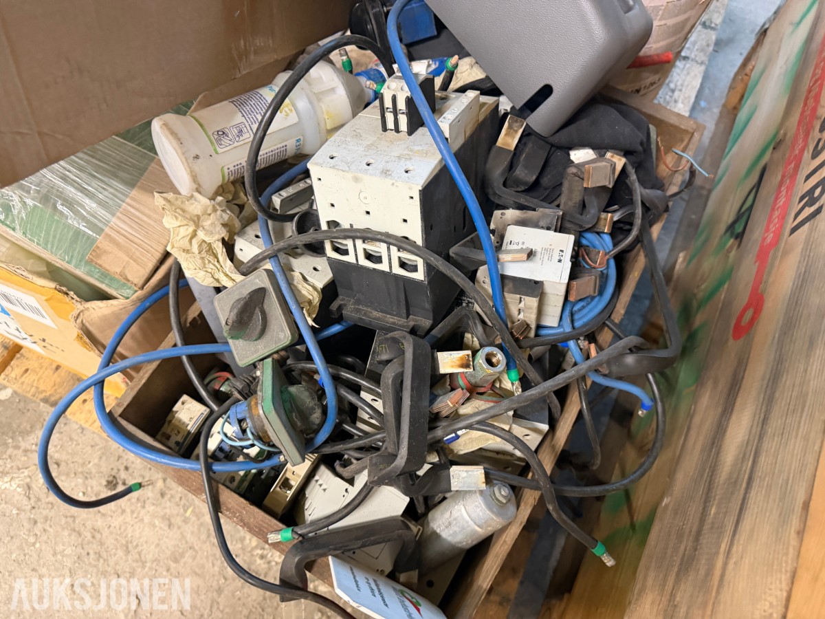 Parti med elektriske komponenter, kabler og diverse deler