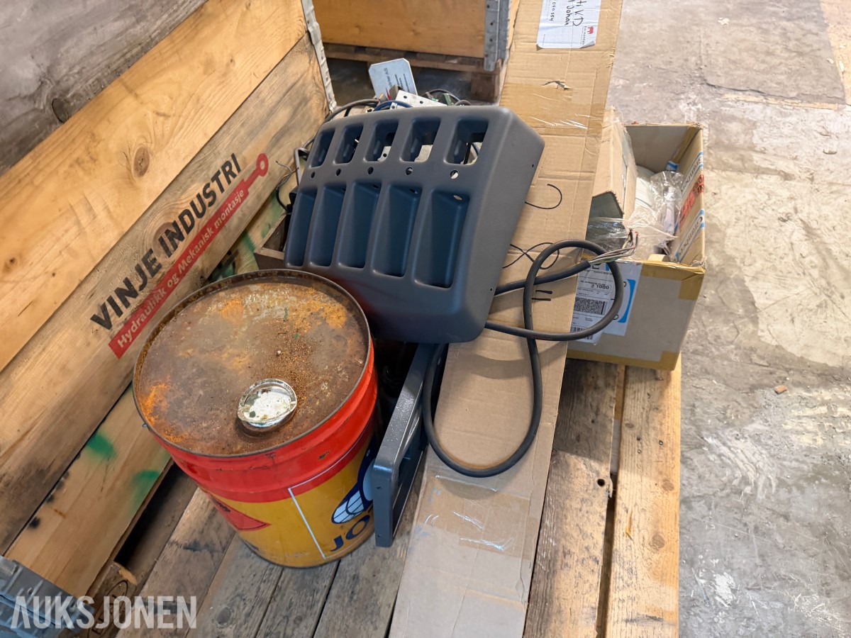 Parti med elektriske komponenter, kabler og diverse deler