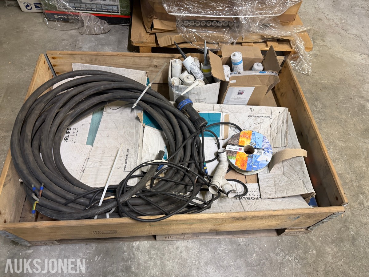 Parti med kabler, koblinger og diverse forbruksmateriell