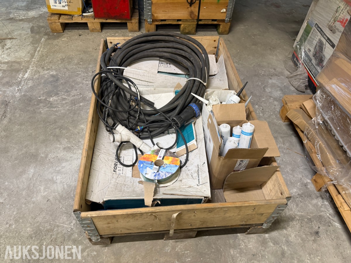 Parti med kabler, koblinger og diverse forbruksmateriell