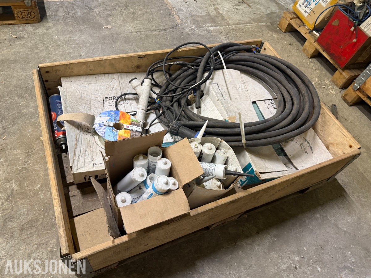 Parti med kabler, koblinger og diverse forbruksmateriell