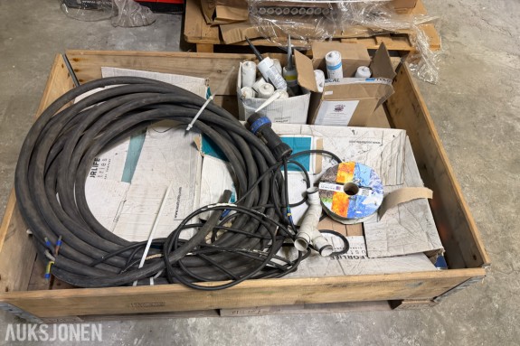 Parti med kabler, koblinger og diverse forbruksmateriell