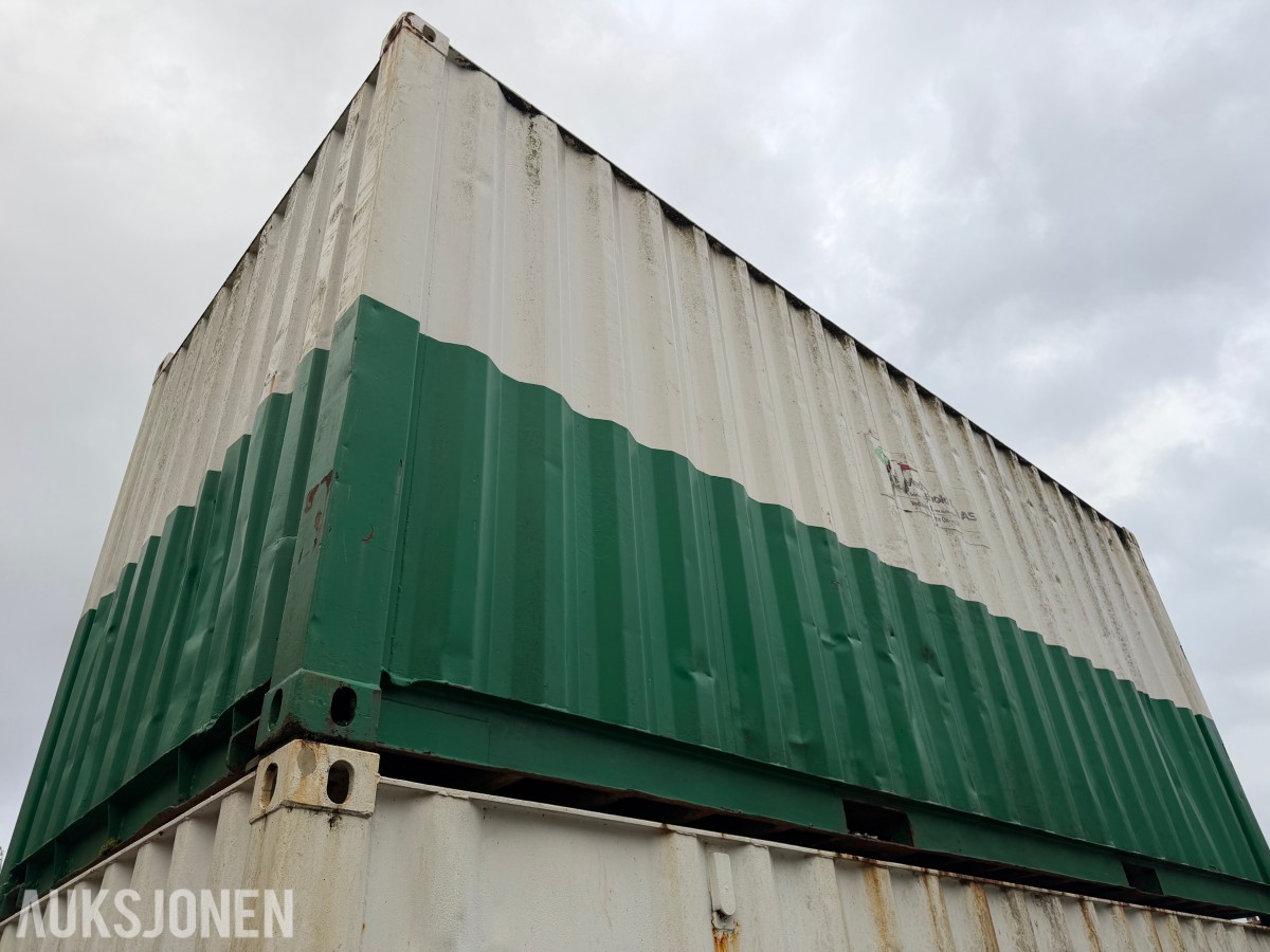 Lagercontainer med reolinnredning
