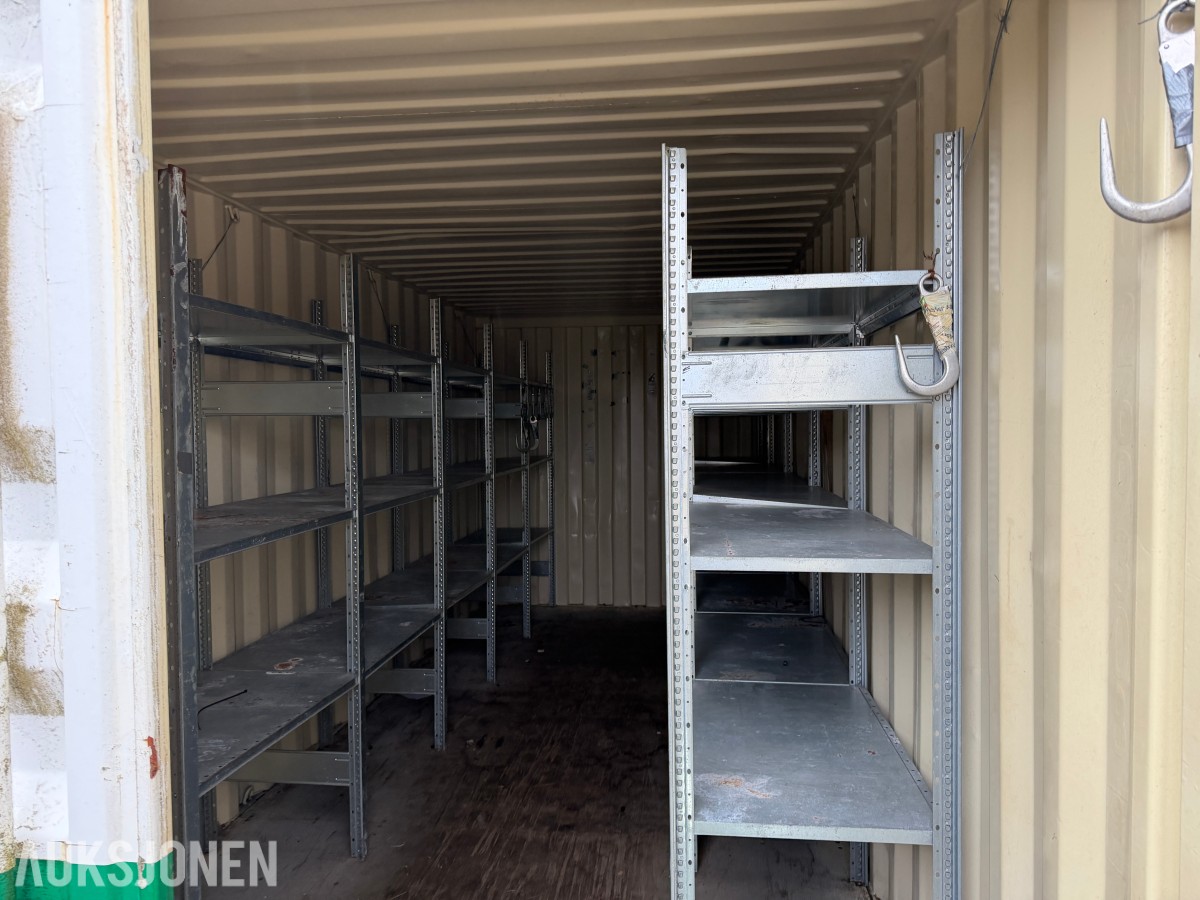 Lagercontainer med reolinnredning