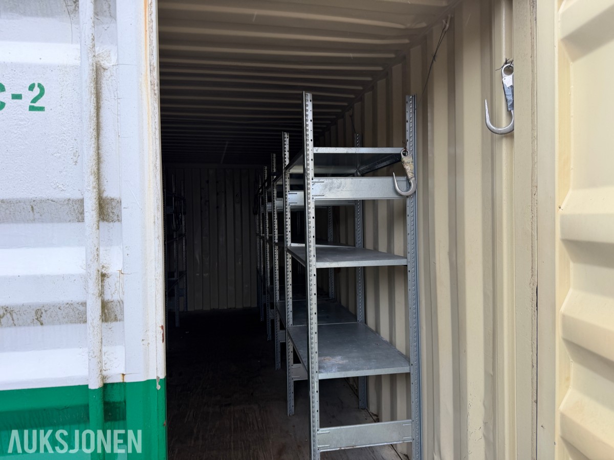 Lagercontainer med reolinnredning