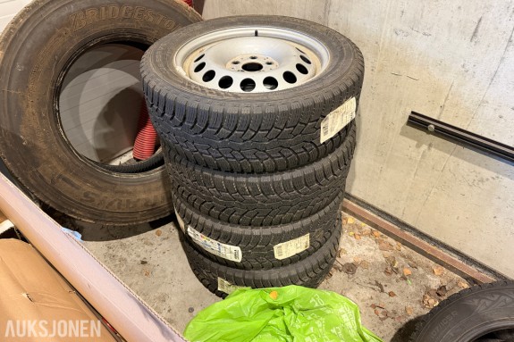Mercedes Vito - komplett sett stålfelger og ubrukte Nokian piggfri vinterdekk 225/55-17