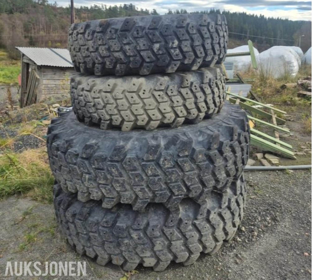 Piggdekk til traktor – 16,9-34 / 13,6-24