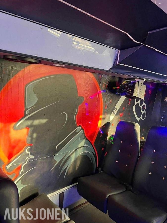 1990 Scania 3-serie russebuss – 12,4 meter – Lyd- og lysoppsett