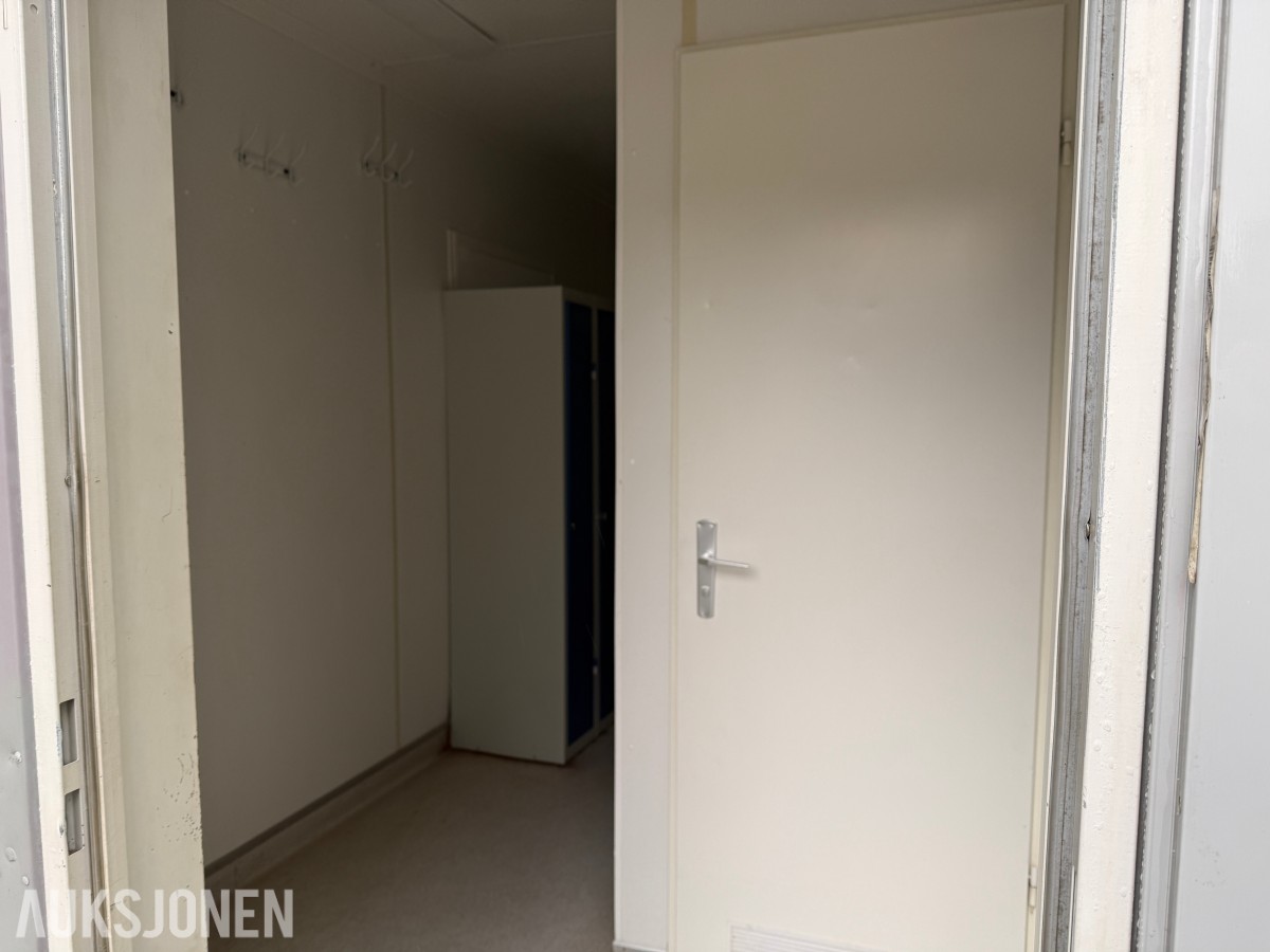 Brakke m/Garderobeskap og Wc Servant