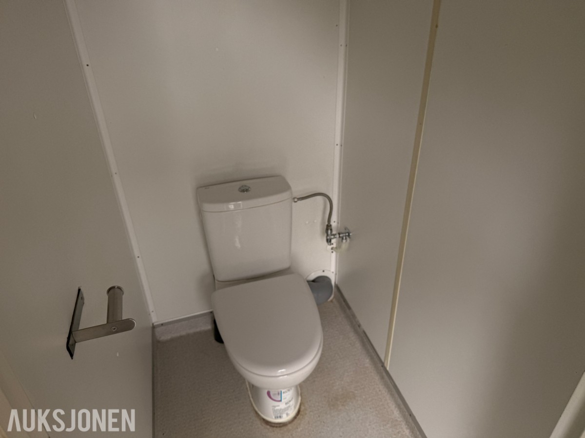 Brakke m/Garderobeskap og Wc Servant