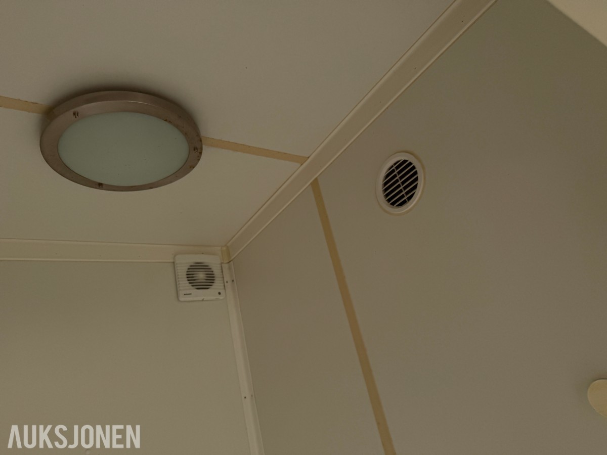Brakke m/Garderobeskap og Wc Servant