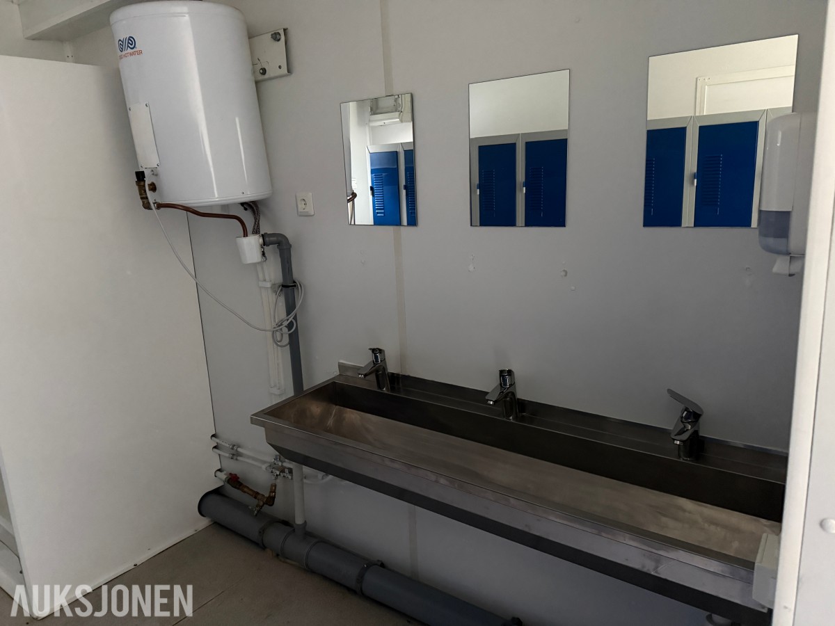 Brakke m/Garderobeskap og Wc Servant