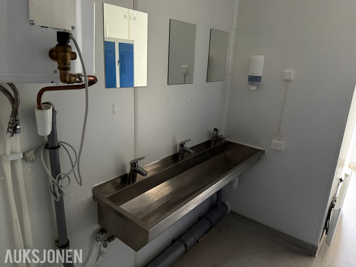 Brakke m/Garderobeskap og Wc Servant