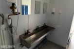 Brakke m/Garderobeskap og Wc Servant