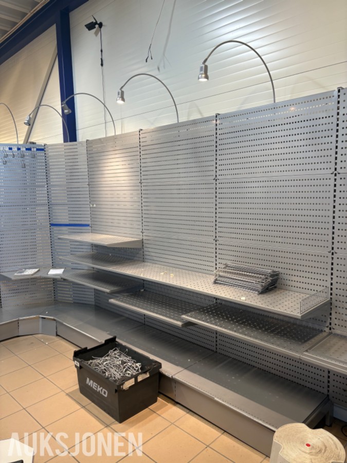 Butikkinnredning med perforerte metallvegger, 10 fak - 2 hjørner
