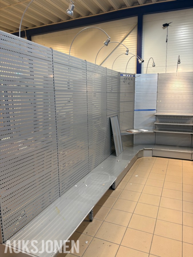 Butikkinnredning med perforerte metallvegger, 10 fak - 2 hjørner