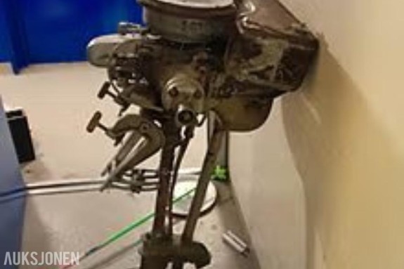 Antikk båtmotor som har stått utstilt hos båtforhandler - ca. 90 år gammel. Utstillingsstativ følger med motoren.