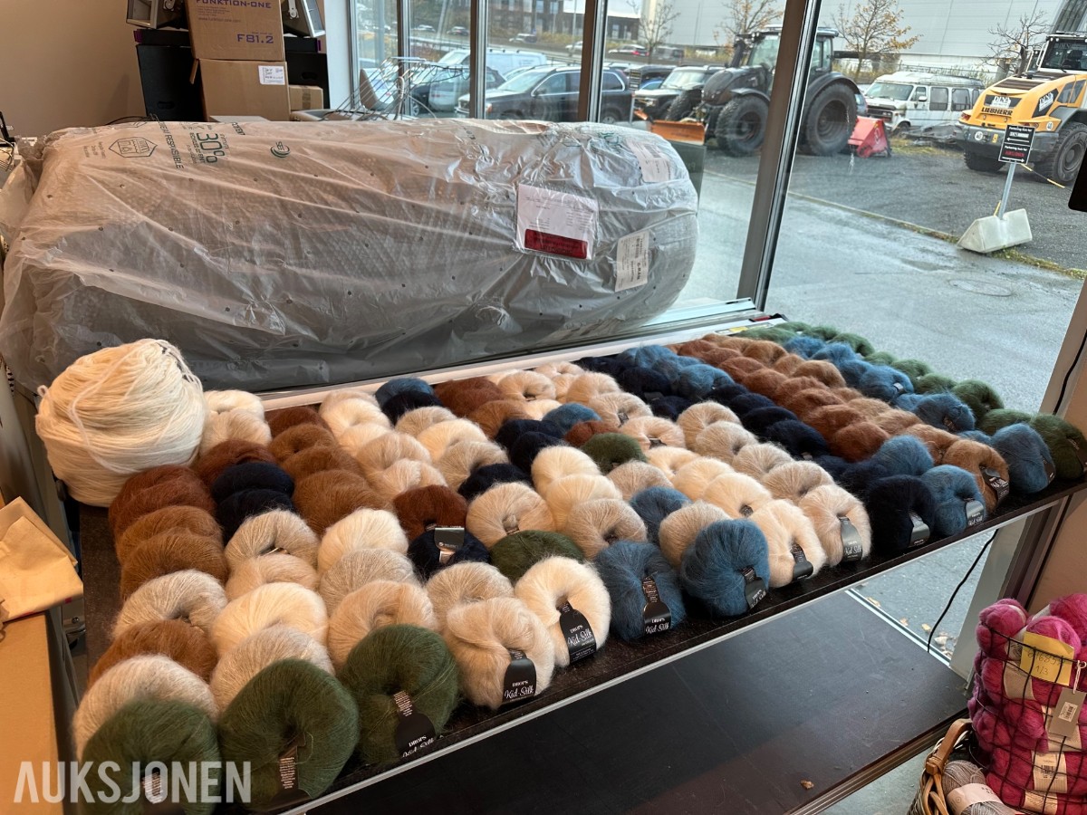 Ca 130 garnnøster Drops Kid Silk