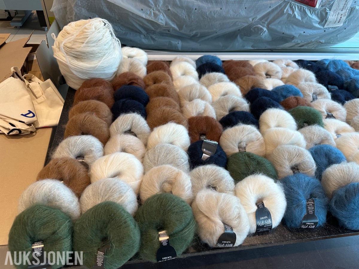 Ca 130 garnnøster Drops Kid Silk