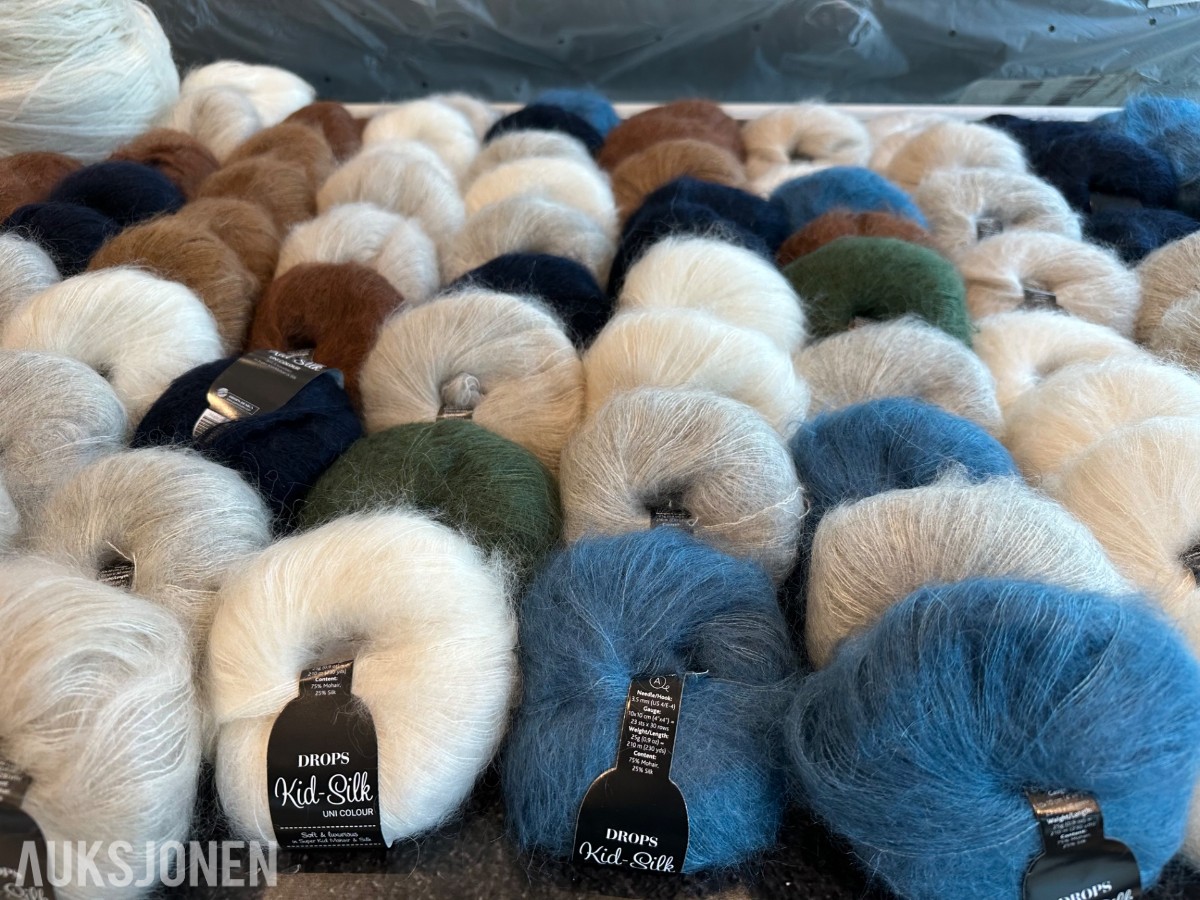 Ca 130 garnnøster Drops Kid Silk