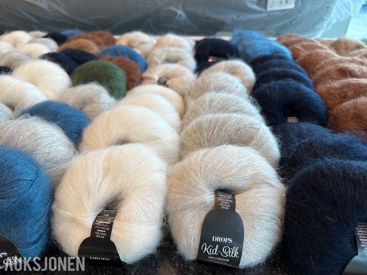 Ca 130 garnnøster Drops Kid Silk