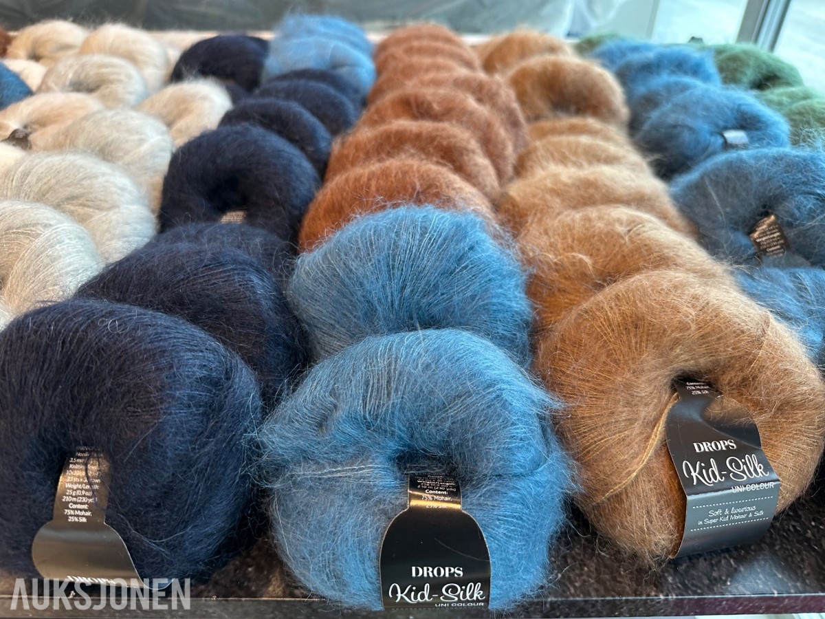 Ca 130 garnnøster Drops Kid Silk