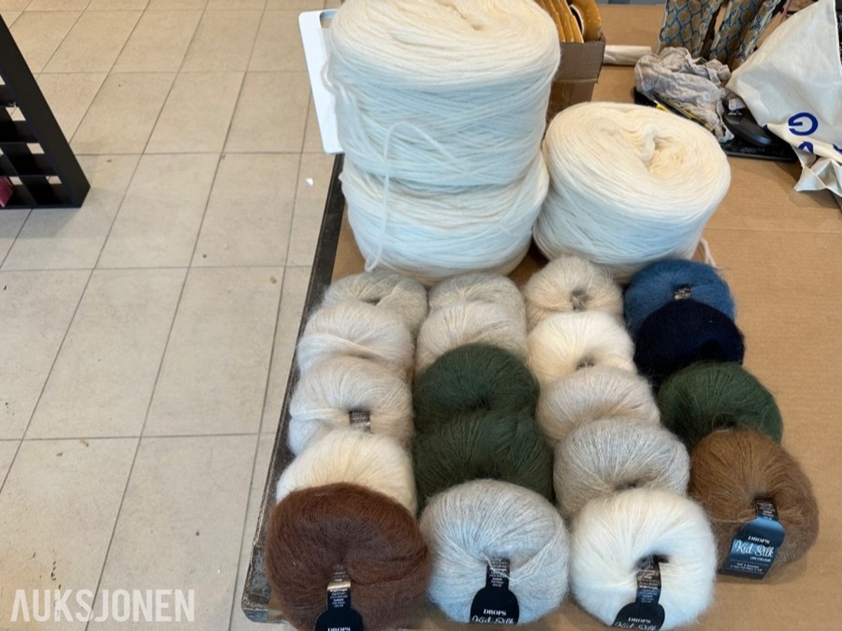 Ca 130 garnnøster Drops Kid Silk