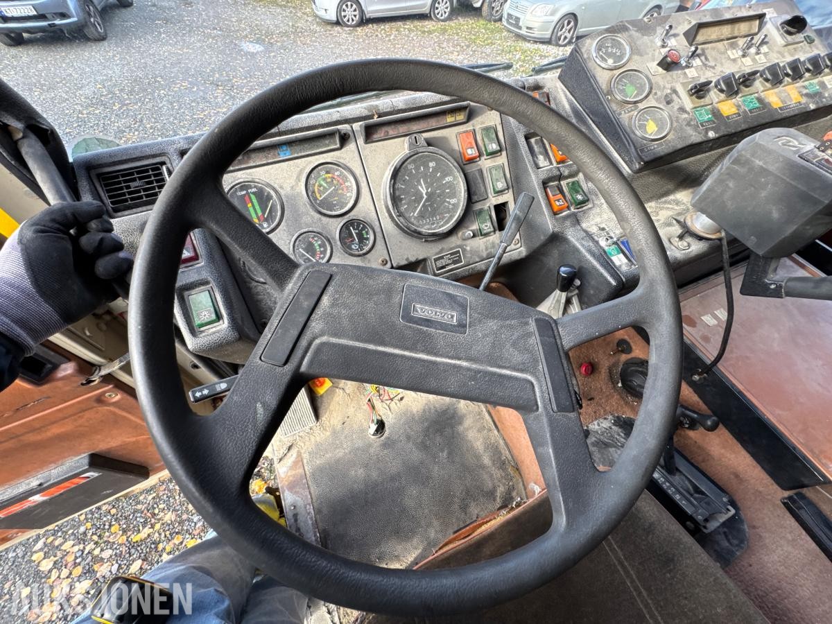 1981 Volvo F12 4X4 beredskapsbil / 33 140 km
