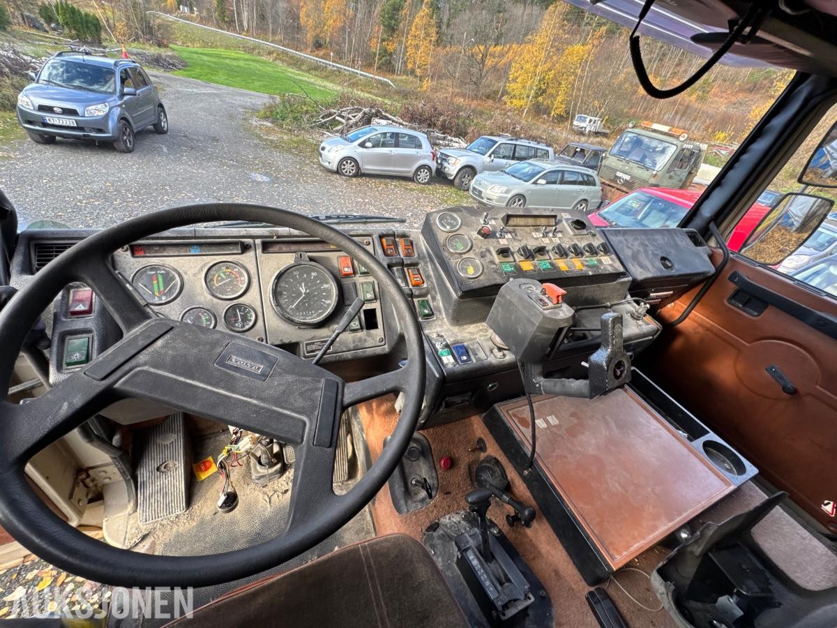 1981 Volvo F12 4X4 beredskapsbil / 33 140 km